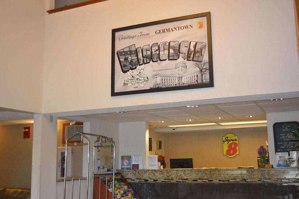 Super 8 By Wyndham Germantown/Milwaukee Hotel Exterior photo