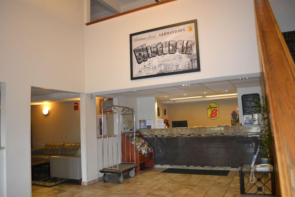 Super 8 By Wyndham Germantown/Milwaukee Hotel Exterior photo
