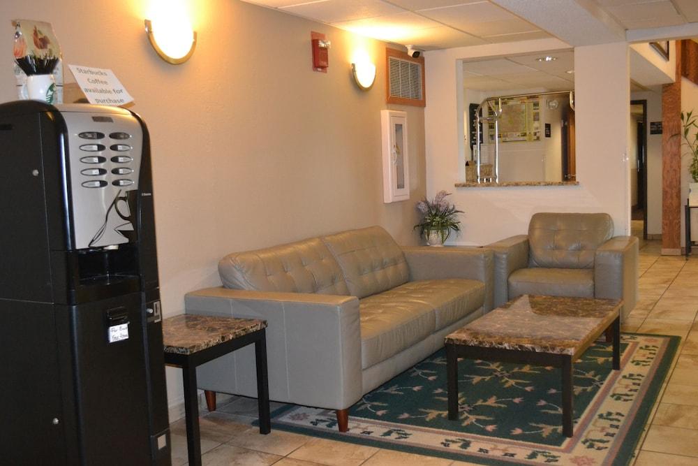 Super 8 By Wyndham Germantown/Milwaukee Hotel Exterior photo