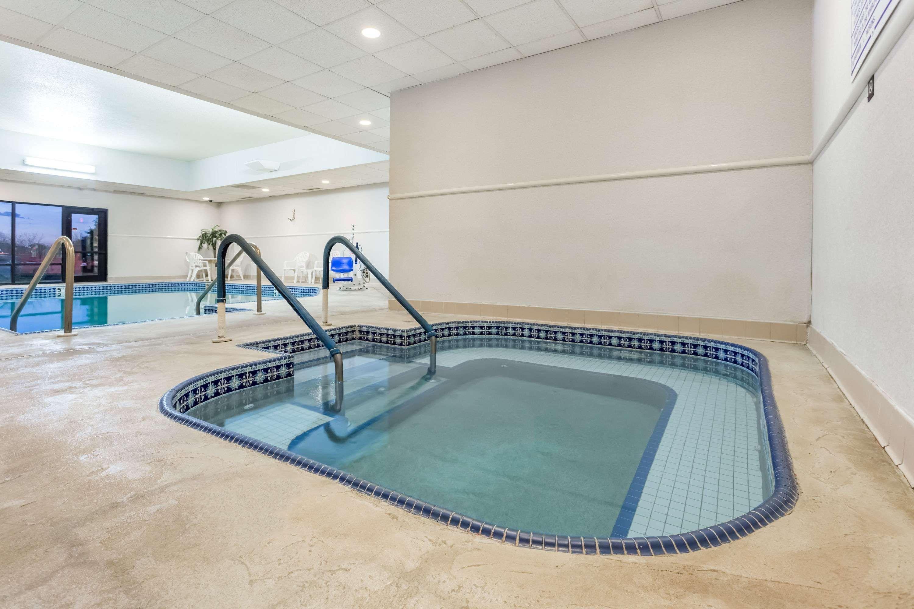 Super 8 By Wyndham Germantown/Milwaukee Hotel Exterior photo