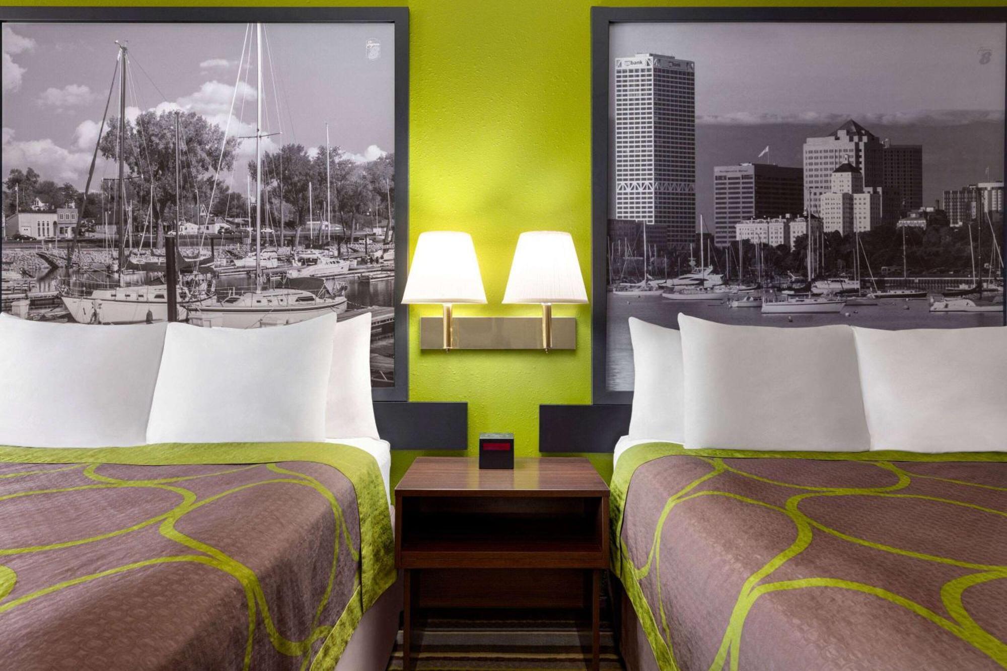 Super 8 By Wyndham Germantown/Milwaukee Hotel Exterior photo
