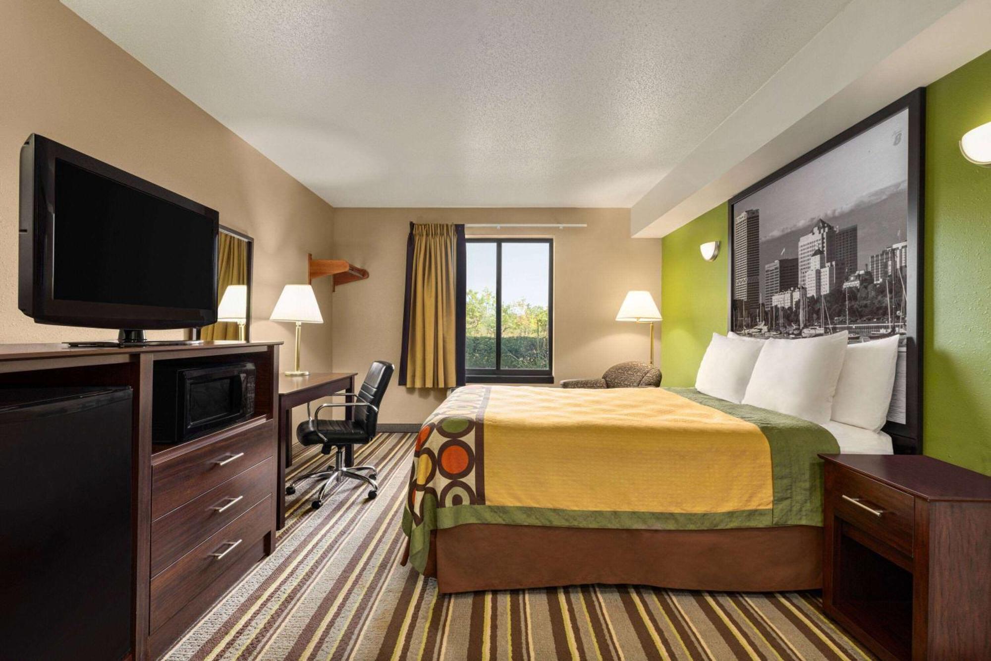 Super 8 By Wyndham Germantown/Milwaukee Hotel Exterior photo
