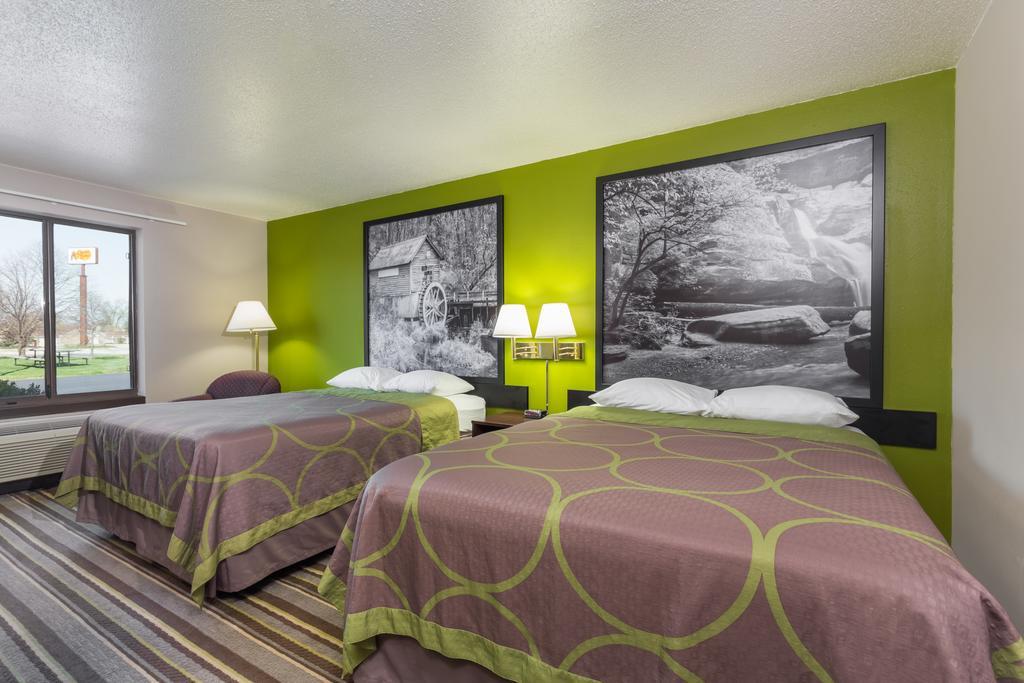 Super 8 By Wyndham Germantown/Milwaukee Hotel Exterior photo