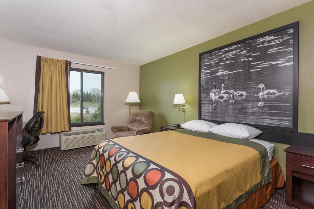 Super 8 By Wyndham Germantown/Milwaukee Hotel Exterior photo
