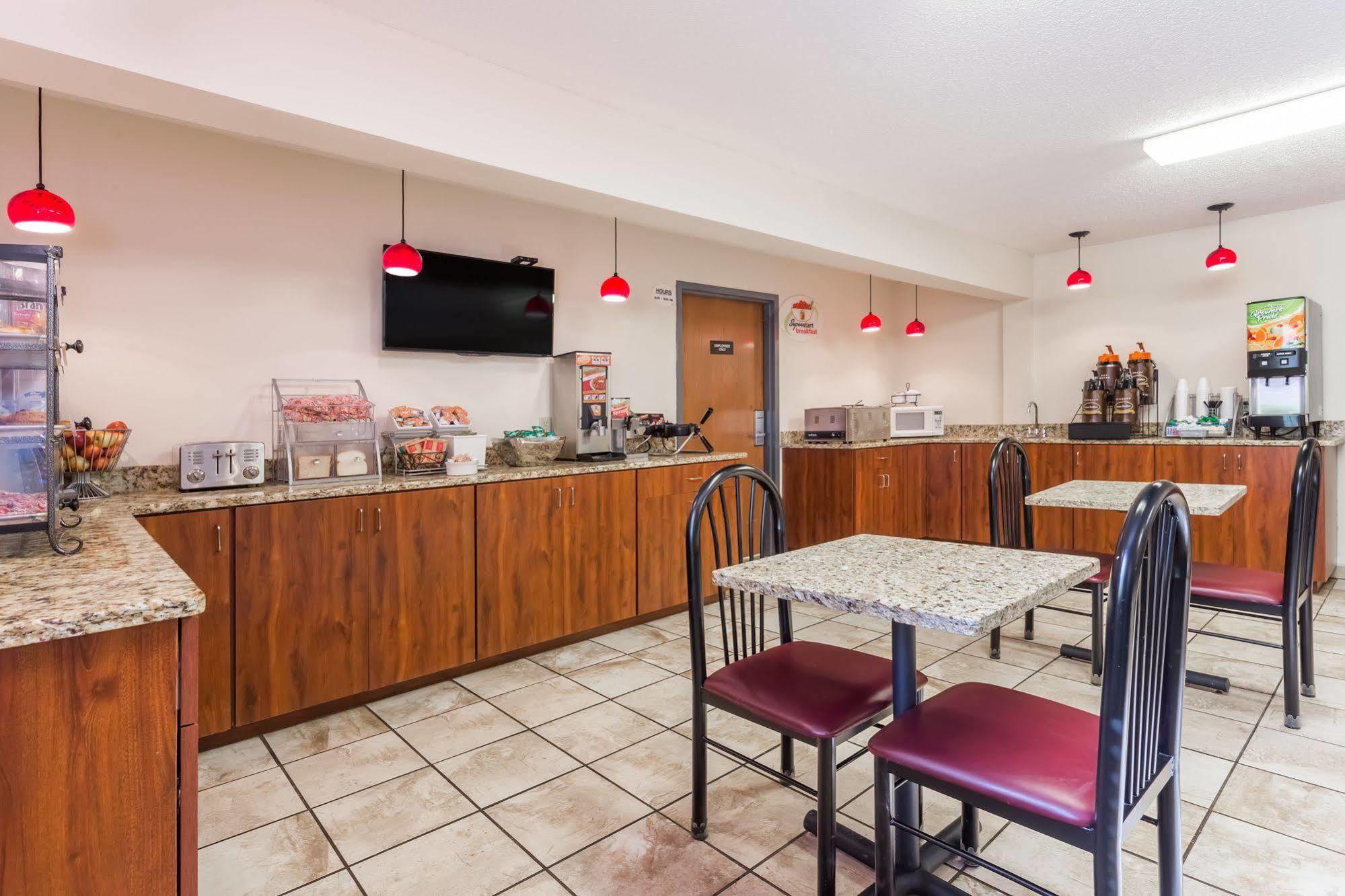 Super 8 By Wyndham Germantown/Milwaukee Hotel Exterior photo