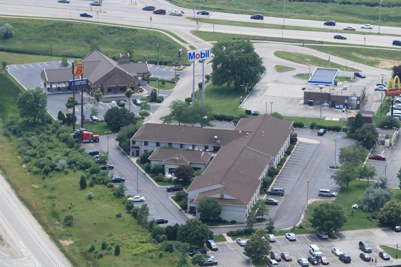 Super 8 By Wyndham Germantown/Milwaukee Hotel Exterior photo